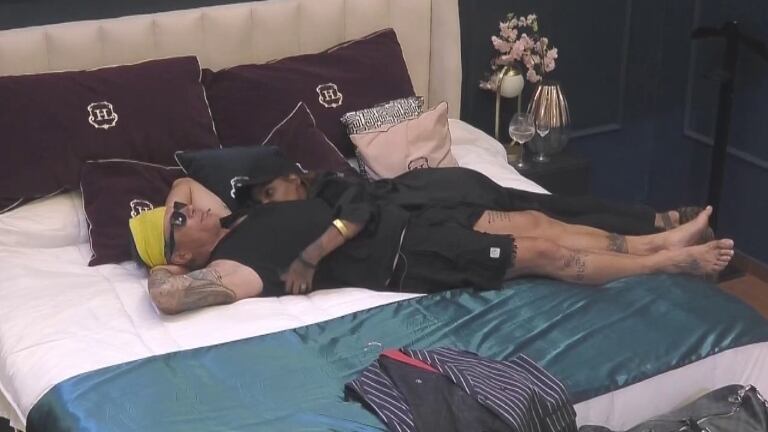 El Hotel de los Famosos 2: Mimi le mostró cómo duerme a Fernando Carrillo después de que el actor la invitara a pasar una noche juntos en la suite