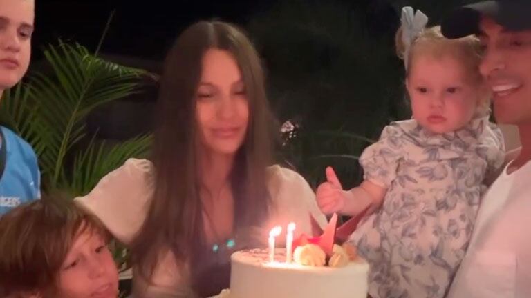 Pampita celebró su cumpleaños con sus hijos y sus amigos en Brasil