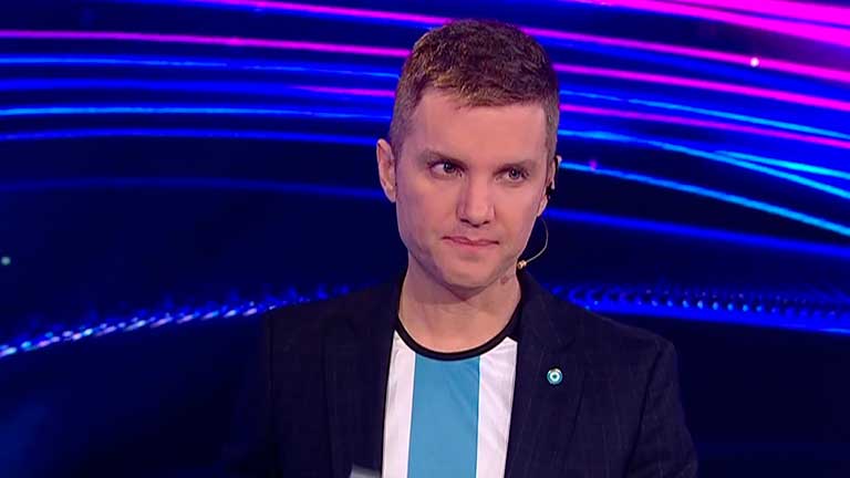 Santiago del Moro no pudo contener un estornudo en el vivo de Gran Hermano