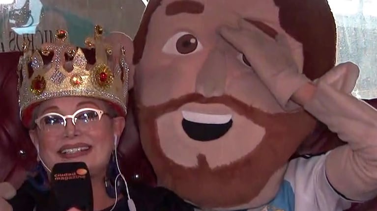 El divertido blooper de Carmen Barbieri en un partybus con el muñeco de Leo Messi: “Sacá la mano de ahí”