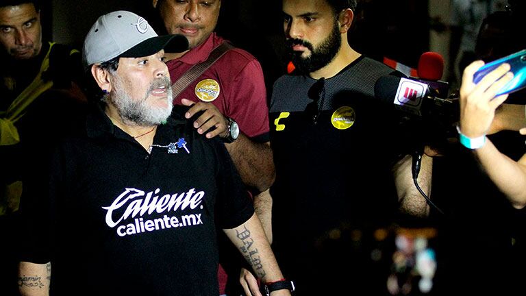 La furia de Diego Maradona con la prensa tras el rumor de que había sido detenido en Ezeiza