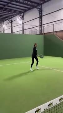 María Belén Ludueña jugando al padel