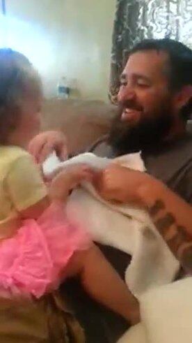 El desconsolado llanto de una pequeña al ver a su padre sin barba por primera vez