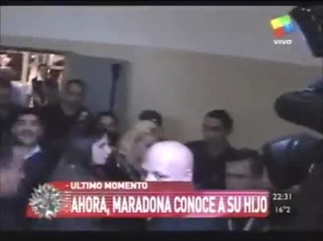 Escandalosa llegada de Diego Maradona al país: fuerte cruce con la prensa 