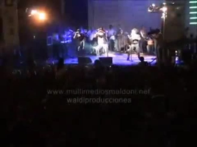 El líder de Banda XXI, herido en pleno show