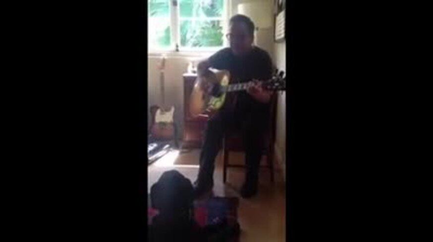 Kiefer Sutherland toca la guitarra mientras su perro