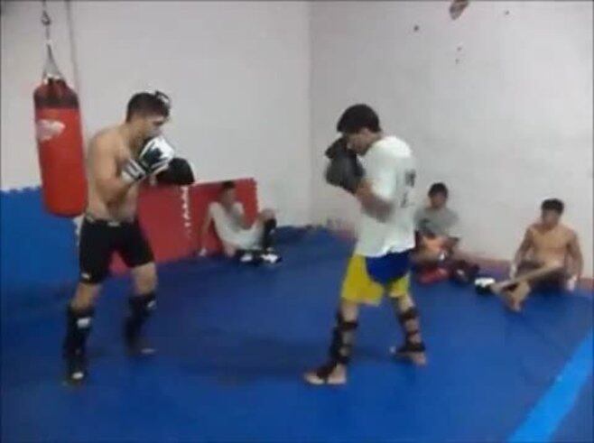 El hijo de Alejandro Fantino, Nahuel, practicando muay thai