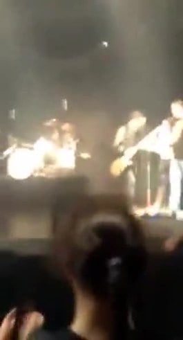 Pareja se comprometió en pleno show de la banda Carajo