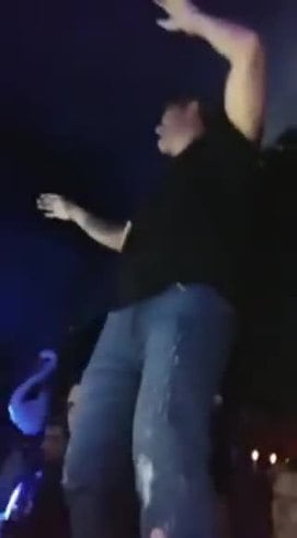 Mirá el video del Burrito bailando en la barra de un boliche de Carlos Paz