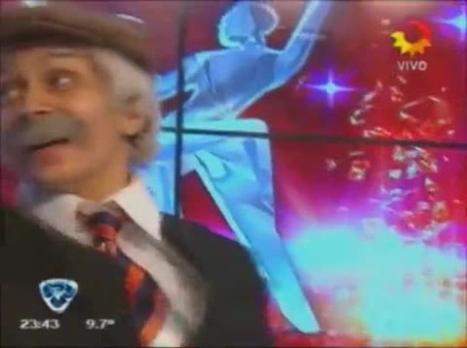 El blooper de Nacha Guevara en ShowMatch: le dio un pico a Anita Martínez ¡y se cayó de la silla! 