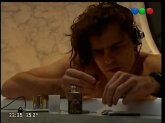 El sensual desnudo de Peter Lanzani en La Leona