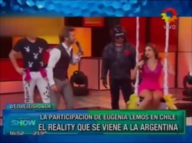 Los gritos de Eugenia Lemos en un programa chileno: la metieron en una pileta con una boa, lagartos y ranas