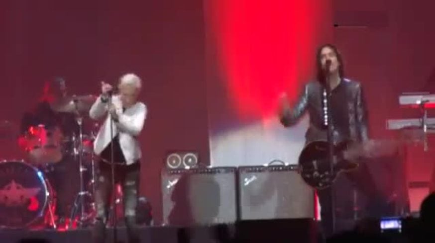 El tropezón de la cantante de Roxette en pleno recital en Lituania: el video