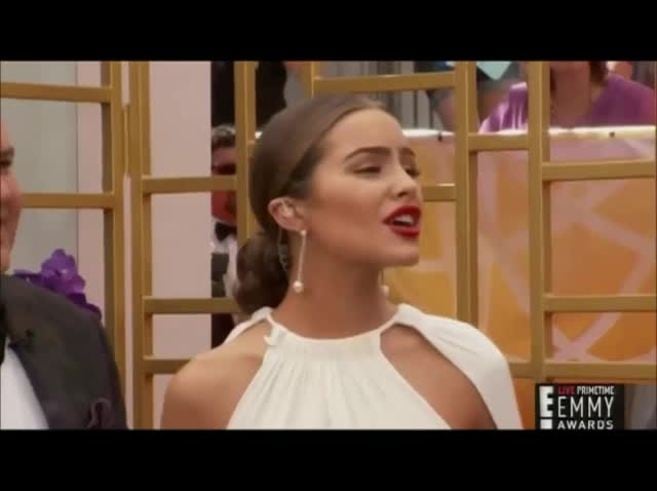 Una modelo se desmayó en los premios Emmy 2015