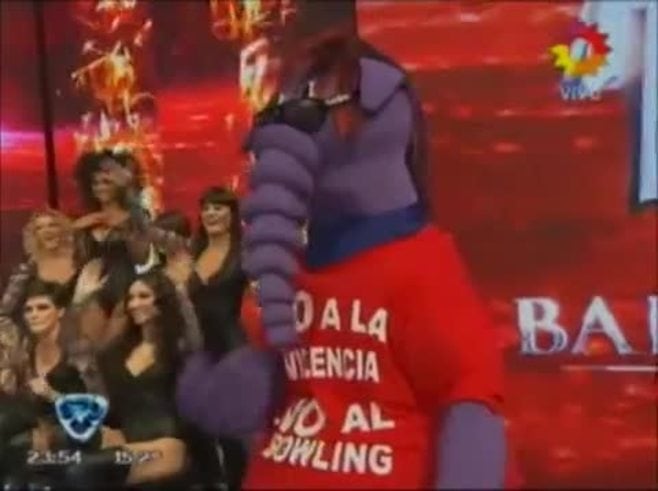 Doloroso blooper de Karina Jelinek y Maxi Diorio haciendo un strip dance: la modelo le pegó un cabezazo en las “partes sensibles”