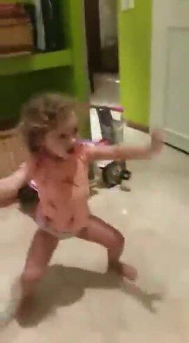 Francesca, la hija de Campi y Denise Dumas la rompe bailando