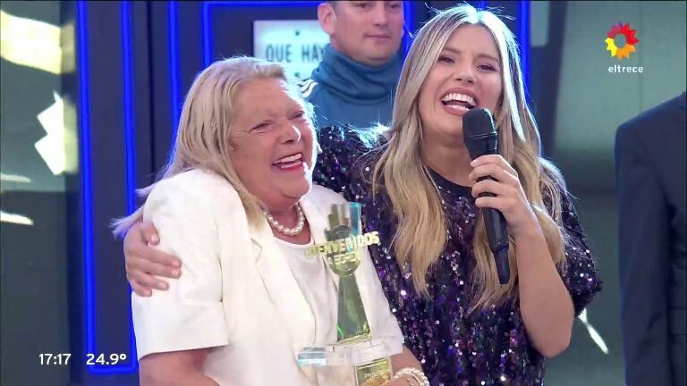 La felicidad de la doble de Lilita Carrió que ganó el viaje a Europa en la puerta de los parecidos de Bienvenidos a Bordo