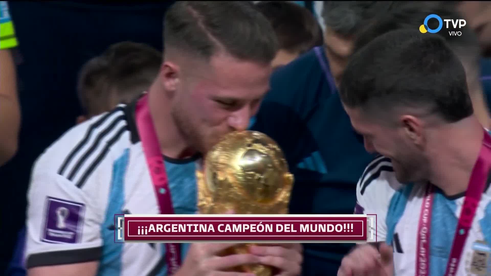 Kun Agüero celebró con la Selección argentina y también levantó la copa