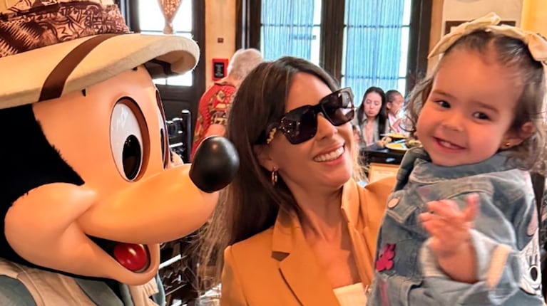 El tierno álbum de fotos de Sarah Burlando en Disney con Barby Franco y Fernando Burlando