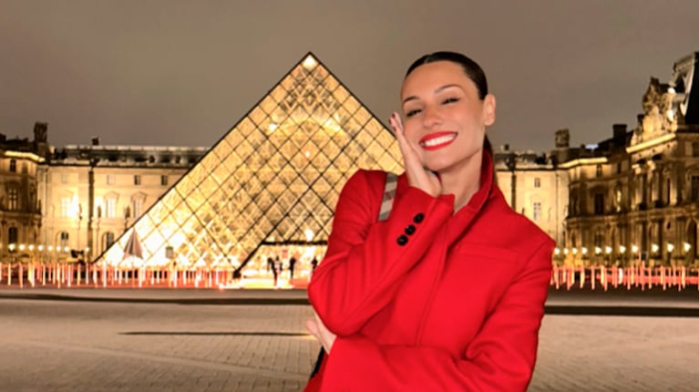 El tapado rojo de Pampita en Paris que será tendencia el próximo invierno