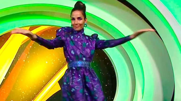 Juana Viale impactó con un total look en violeta muy sofisticado: "¡Es modernísimo, un poco loco!"