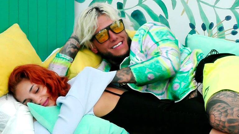 Alex Caniggia, muy mimoso con Melody Luz en El hotel de los famosos