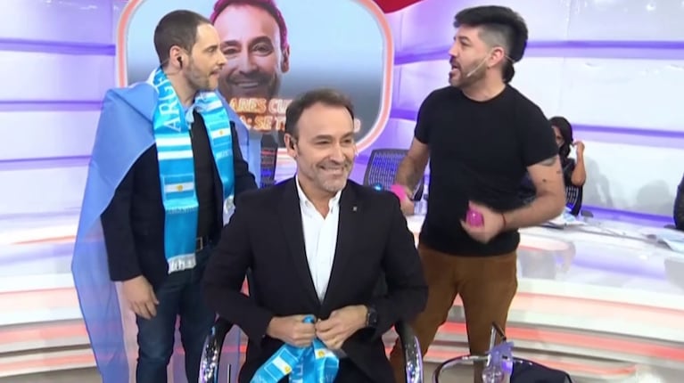 Adrián Pallares se tiñó el pelo de rosa tras el triunfo de Argentina y lo comparan con Marcelo Tinelli