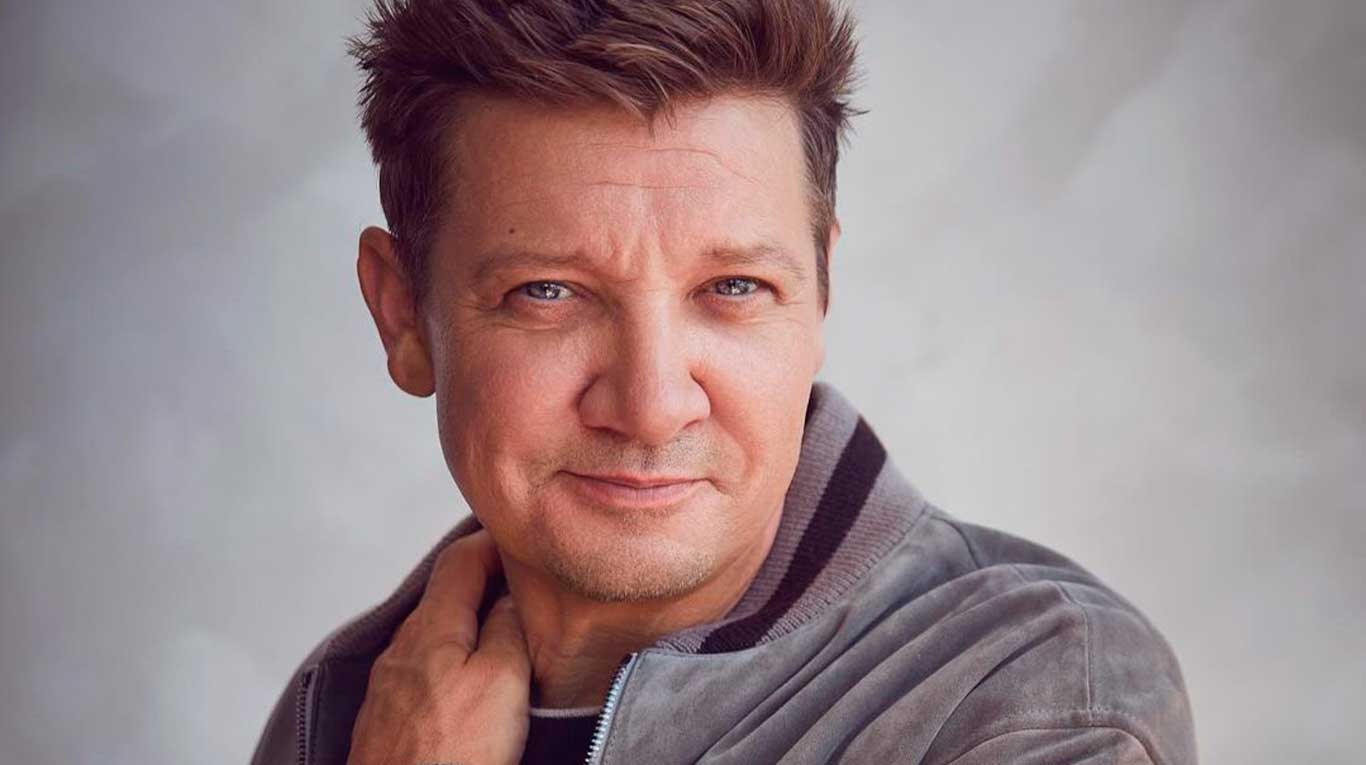 Jeremy Renner mostró las cicatrices del terrible accidente que sufrió año y medio atrás