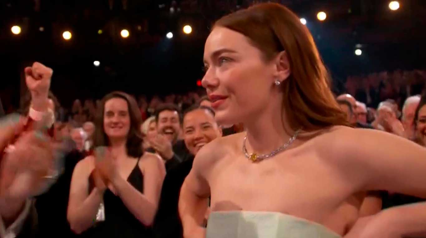 Emma Stone sufrió un ligero percance con su vestido en los Premios Oscar 2024