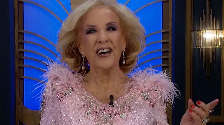 Mirtha Legrand hizo una sorpresiva pregunta sobre su look y terminó tentada: “¿Este vestido me…?”