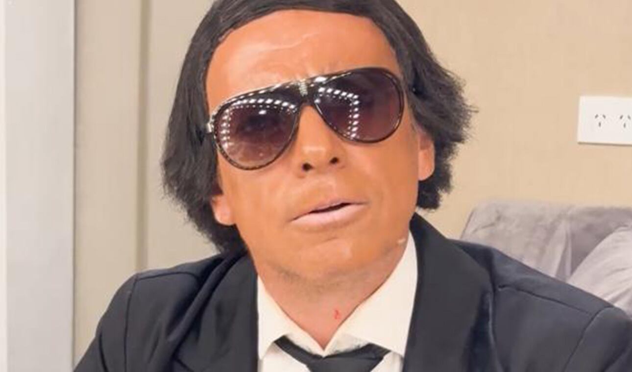 Martín Bossi como Julio Iglesias