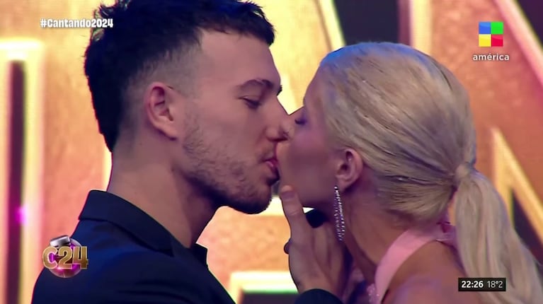 El tremendo beso de Camila Lattanzio y Martín Salwe tras declararse su amor en el Cantando