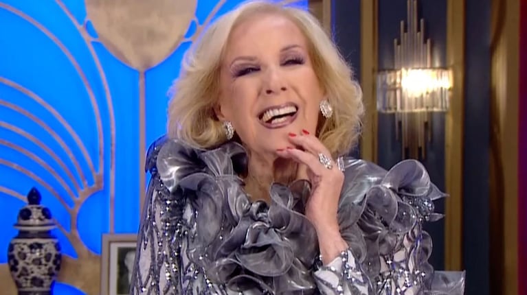 ¡Una reina! Mirtha Legrand deslumbró en TV con un vestido bordado en plata
