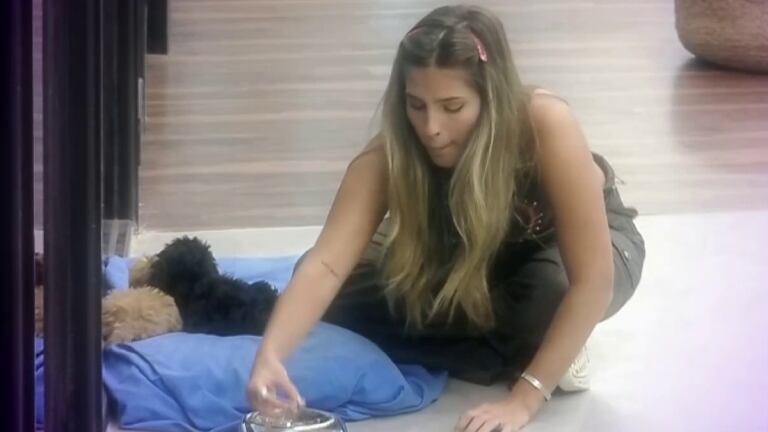 Julieta Poggio de Gran Hermano 2022 no quiere limpiar la caca de los perritos