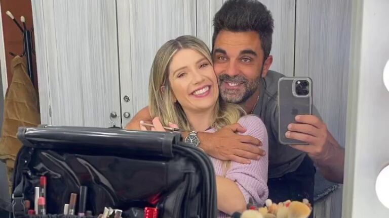 La romántica selfie de Peluca Brusca junto a Laurita Fernández en un camarín: "Mis ojeras y vos"