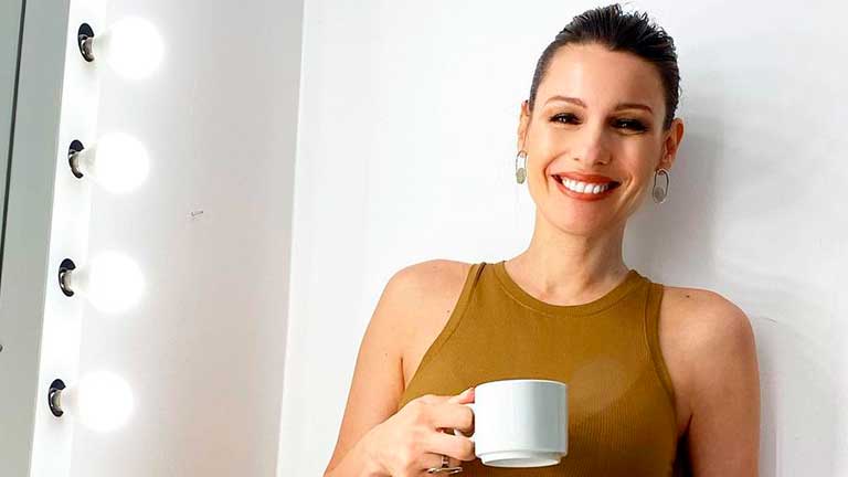 Pampita se preparó con todo para conducir los Martín Fierro de Cable