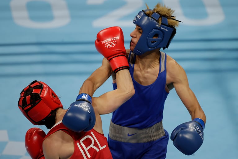 Imane Khelif aplica el golpe que dejó fuera de juego a su rival italiana en los JJ.OO. (Foto: REUTERS/Ueslei Marcelino)