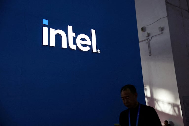 Intel ha presentado su primer 'chiplet' óptico de interconexión informática (OCI) completamente integrado.
