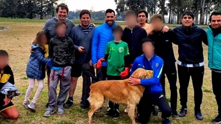 Investigan a Tevez por una polémica foto sin distanciamiento ni barbijo en su campo de Maipú