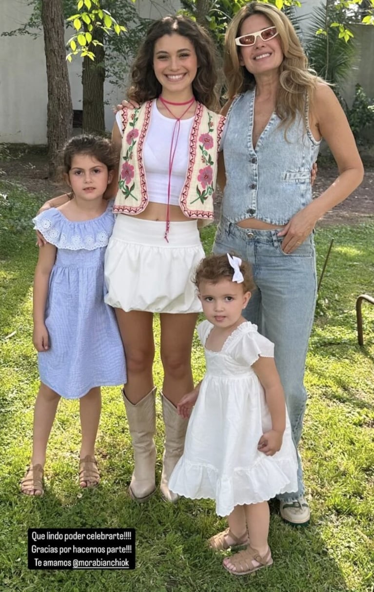 Isabel con sus hijas en el cumpleaños de Mora Bianchi.