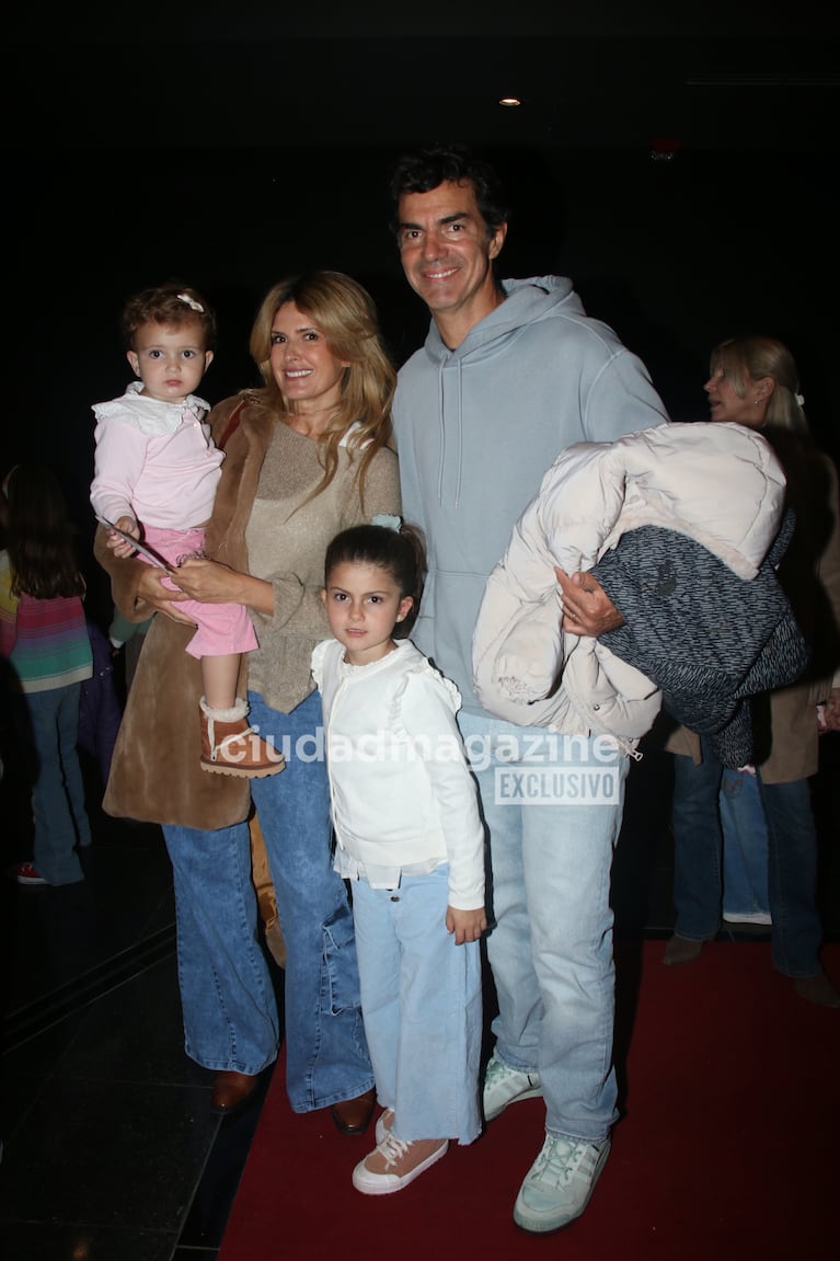 Isabel Macedo y Manuel Urtubey con Belita y Julia.