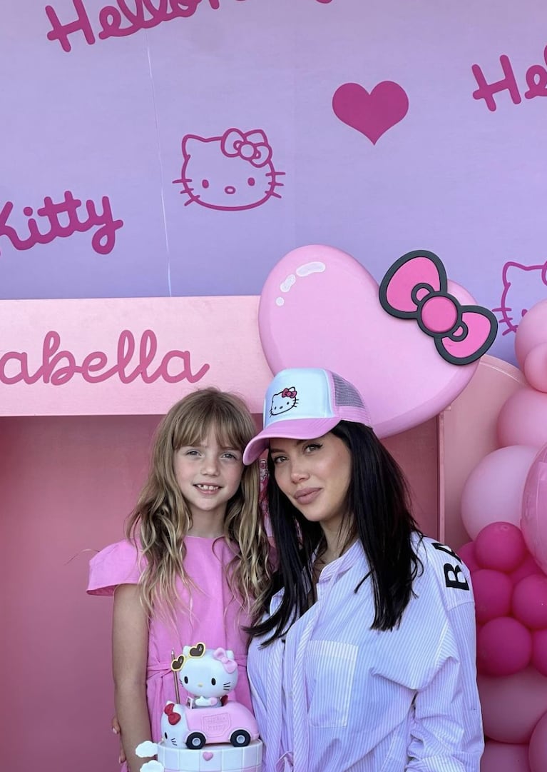 Isabella celebró sus 8 años en una fiesta con temática Hello Kitty.