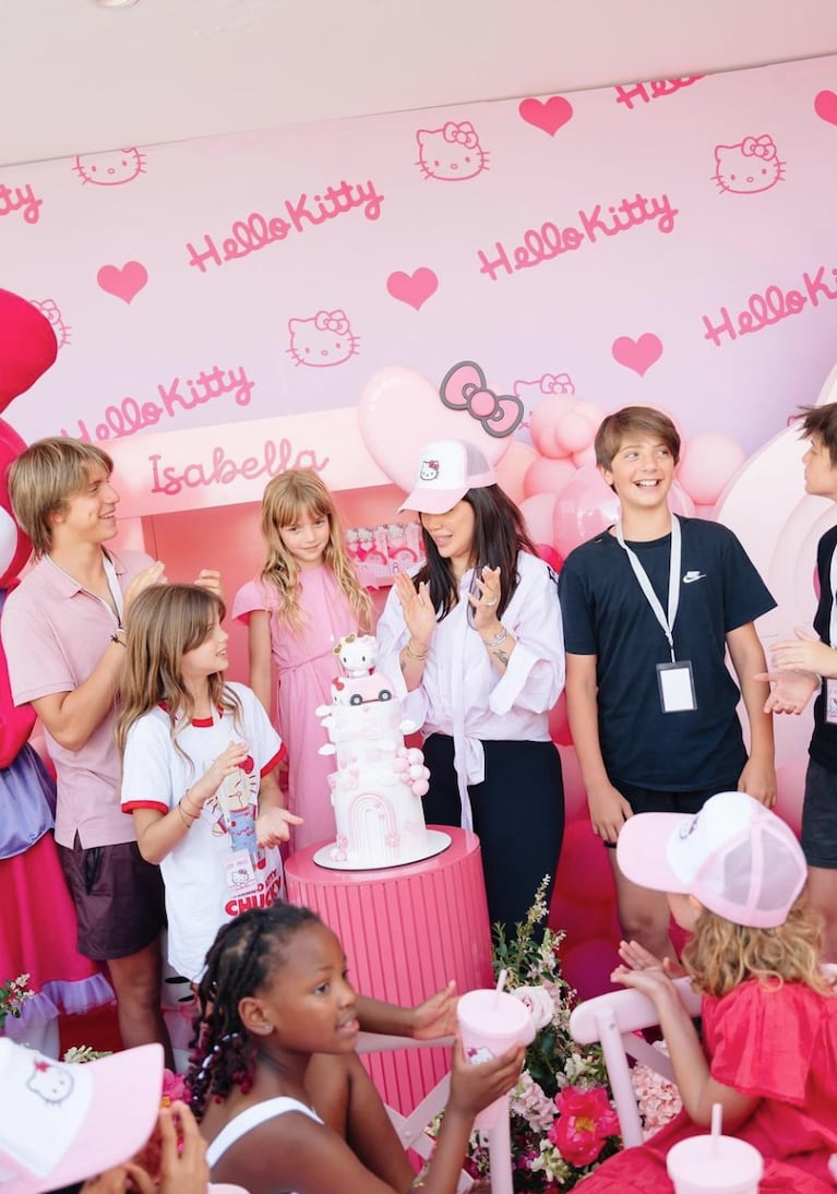 Isabella celebró sus 8 años en una fiesta con temática Hello Kitty.