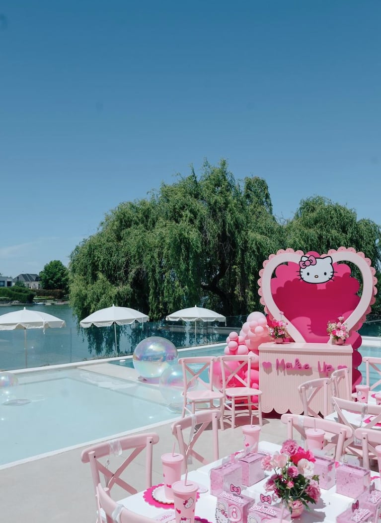 Isabella celebró sus 8 años en una fiesta con temática Hello Kitty.