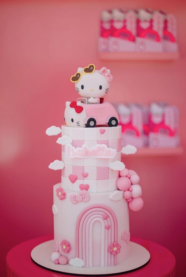 Isabella celebró sus 8 años en una fiesta con temática Hello Kitty.