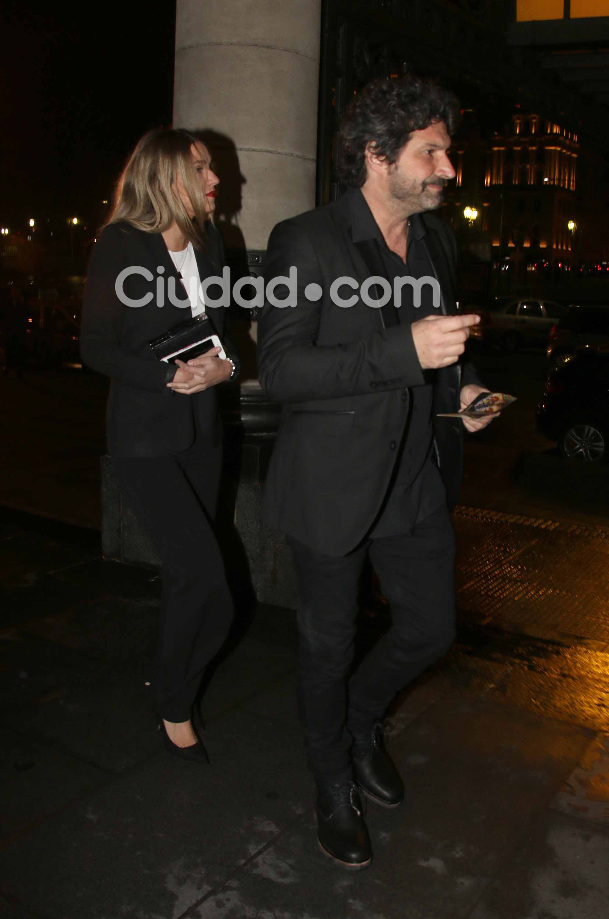 Iván Noble y su pareja en la gala del Teatro Colón. (Foto: Movil Press / Ciudad.com)