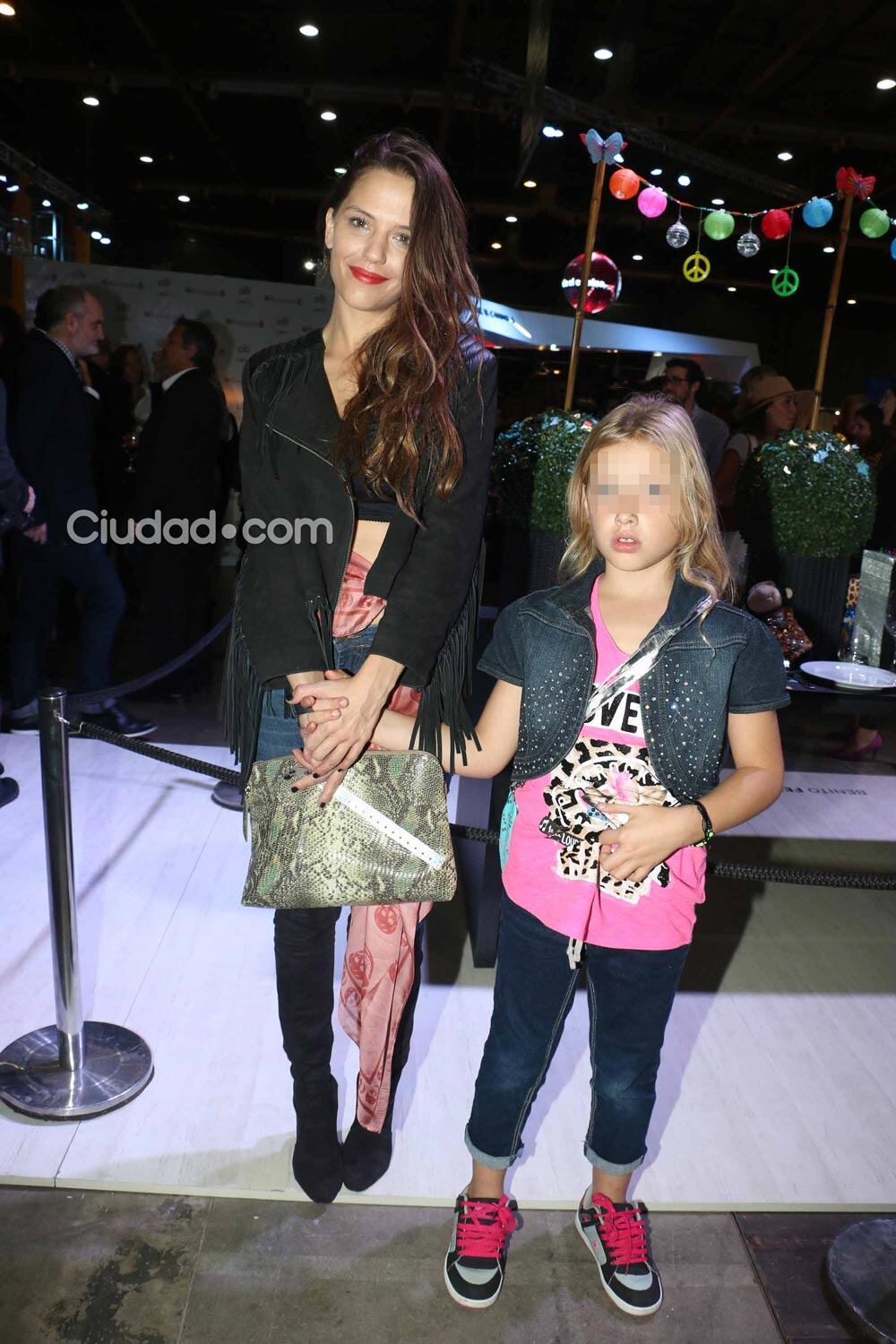 Ivana Figueiras y su hija en la feria Puro Diseño. (Foto: Movilpress)