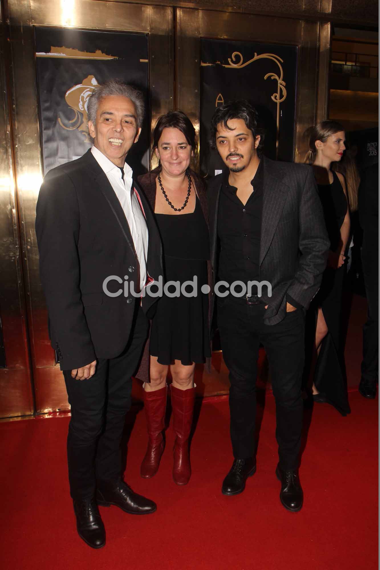 Jairo, su hijo Jaco y su nuera Agustina Posse, en los Premios Gardel 2015. Foto: Movilpress.