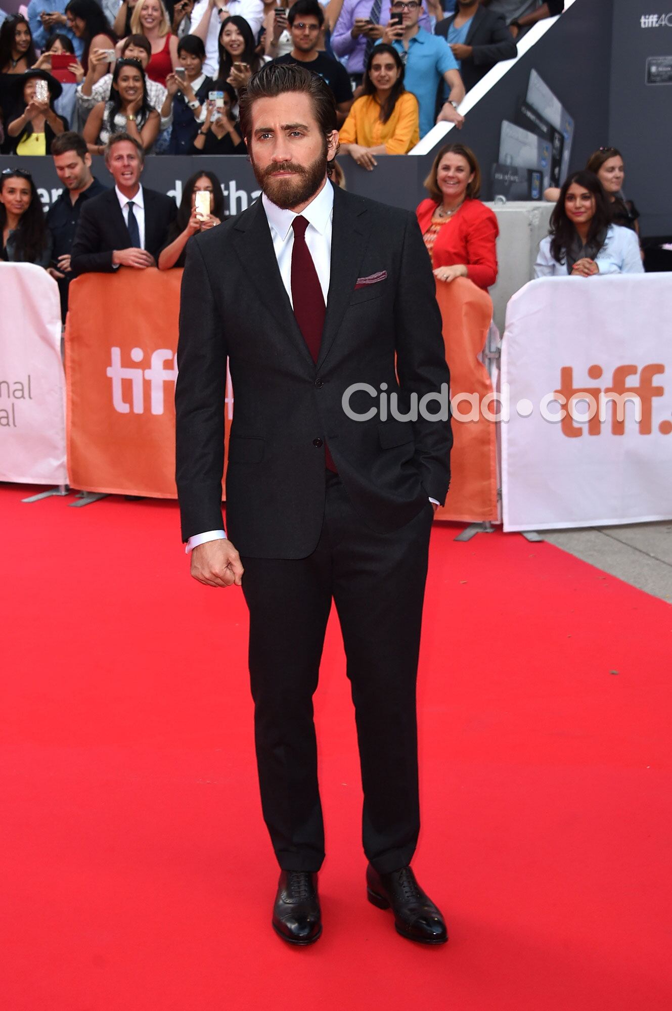 Jake Gyllenhaal, un galán muy elegante en la red carpet (Fotos: AFP).