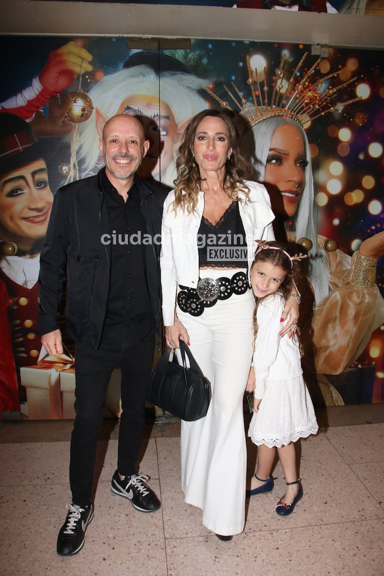 Javier Fabracci, Sandra Borghi y familia en el estreno de Una Mágica Navidad de Flavio y Dionisio Mendoza (Foto: Movilpress).